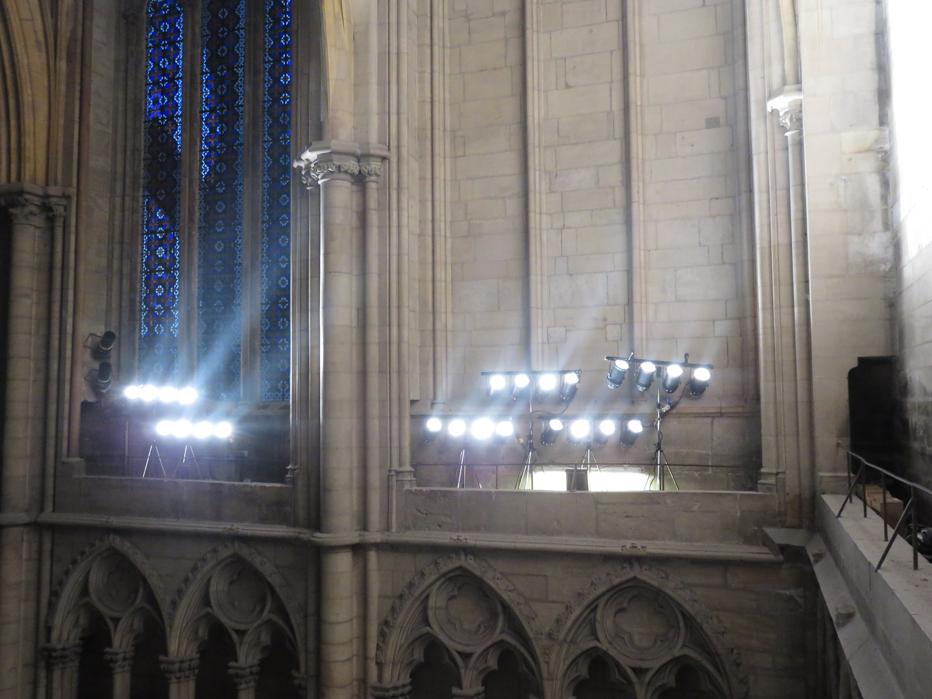 Implantation lumière en intérieur - Évolutions, cathédrale Saint-Jean - Fête des lumières 2016, Lyon, France