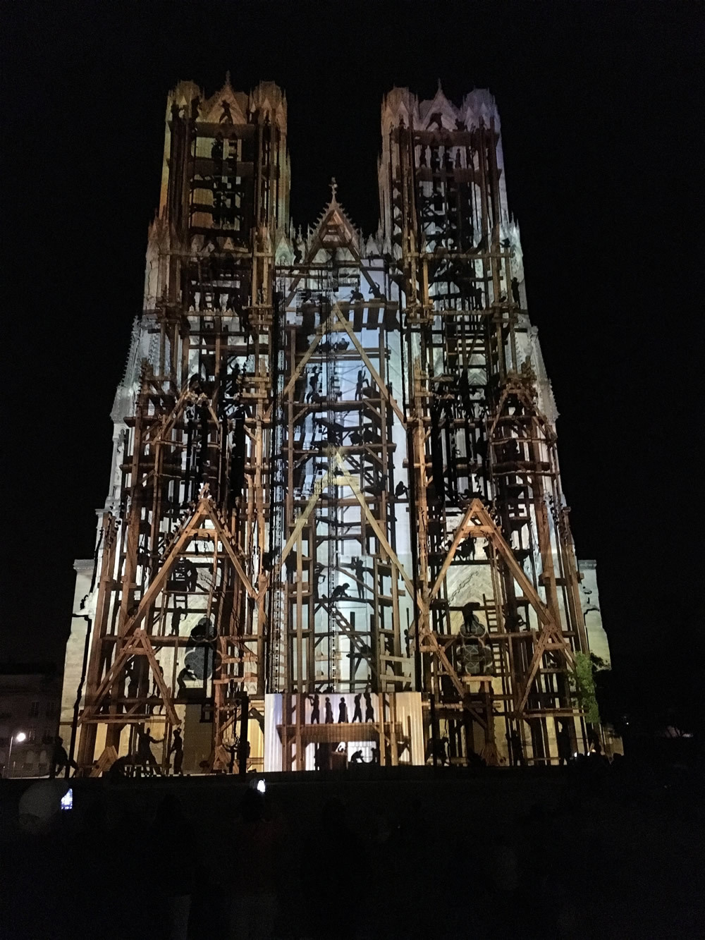 Vidéo mapping - Cathédrale Notre-Dame de Reims, France - "Rêve de Couleurs" - Scénographe : Skertzò