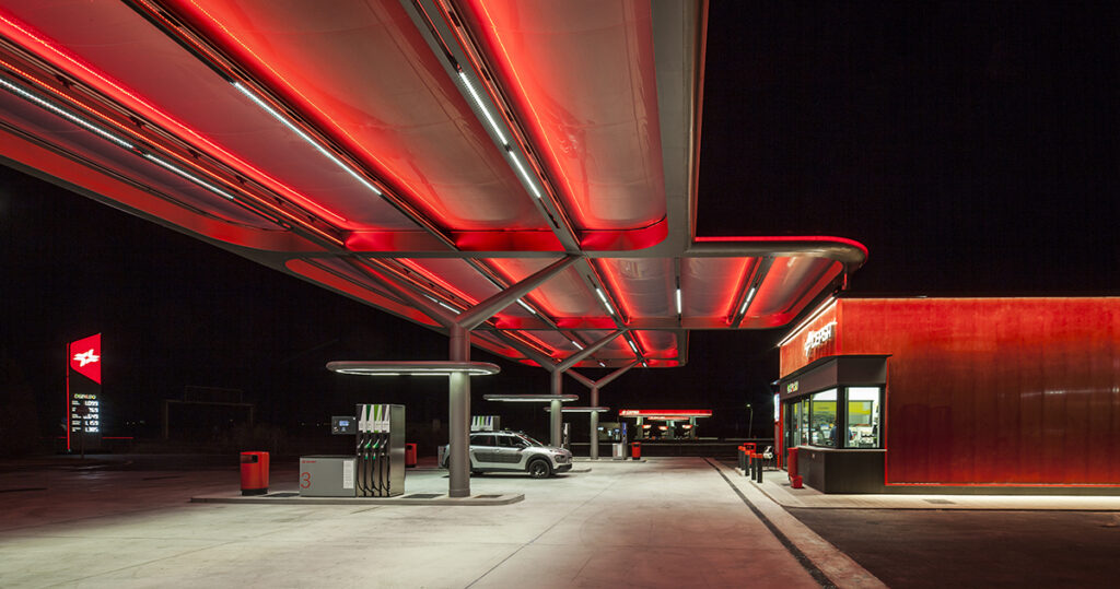 Mise en lumière du CEPSA Flag Pavillon par Aureolighting