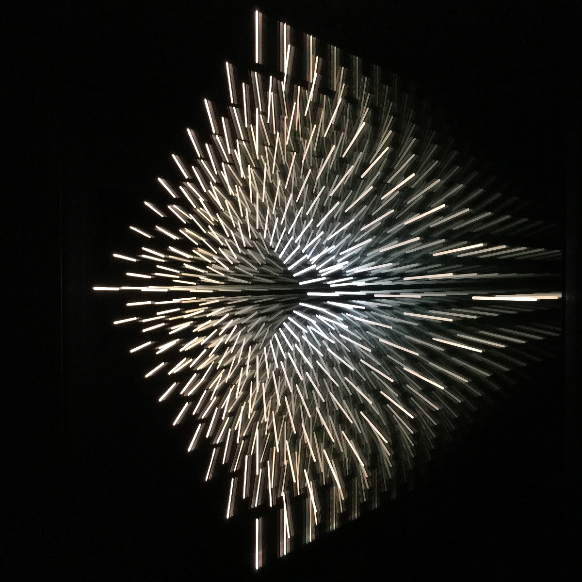 Éclates - sculpture lumière - LED et miroirs - 60x60x8cm © Bardula