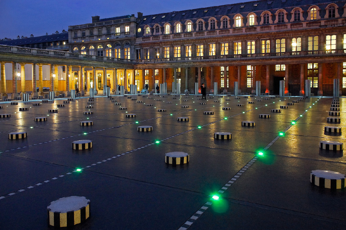 Balises rouge et verte de la place du Palais Royal à Paris
