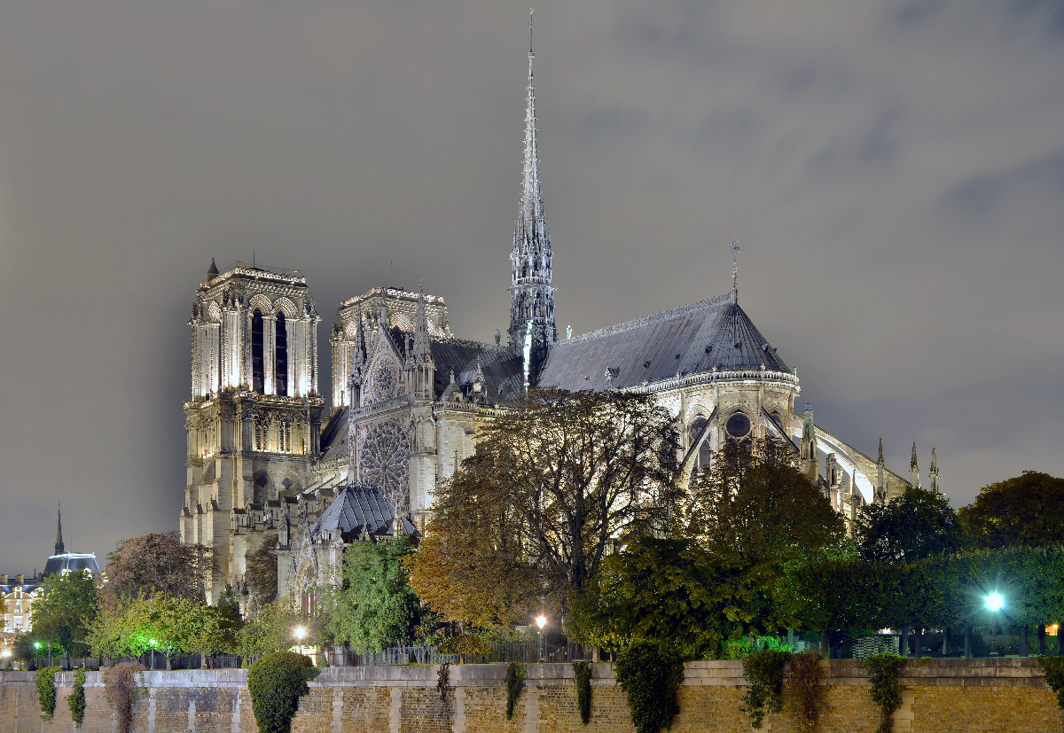 Cathédrale Notre-Dame de Paris, France - du pont de l'Archevêché, de nuit - Conception lumière : Roger Narboni, Concepto et Louis Clair, Light Cibles avec Italo Rota - Juillet 2017