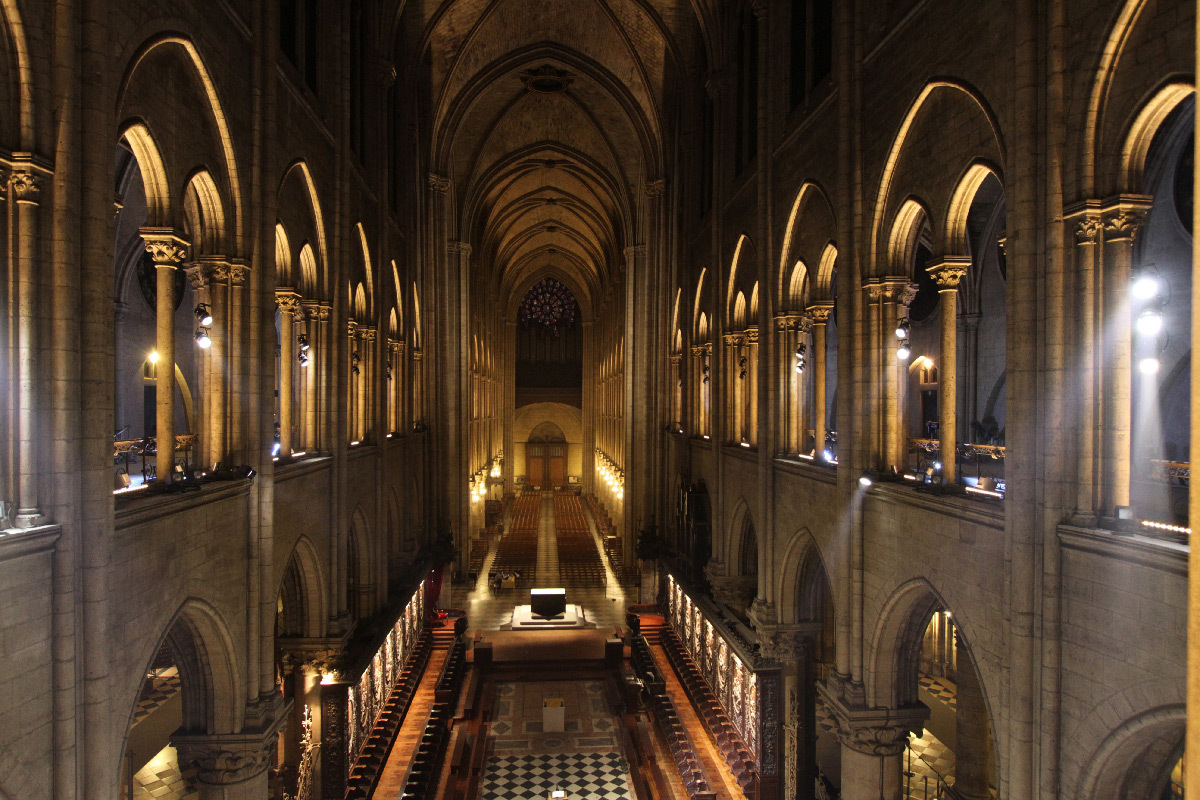 Cathédrale Notre-Dame de Paris, France - axe de la nef, depuis le chœur, intérieur - Conception lumière : Armand Zadikian
