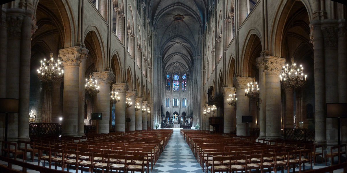 Cathédrale Notre-Dame de Paris, France - axe de la nef, depuis l'entrée, intérieur - Conception lumière : Armand Zadikian