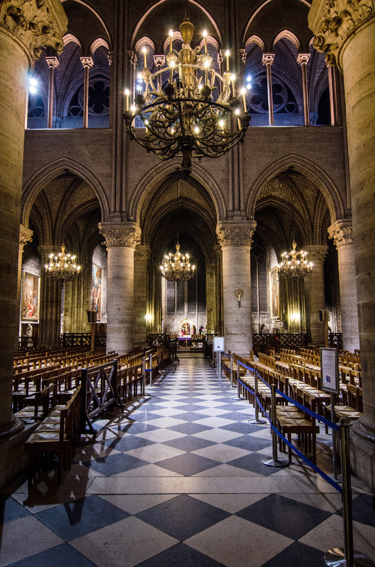Cathédrale Notre-Dame de Paris, France - bas-cote, chapelles latérales et fenêtres des tribune