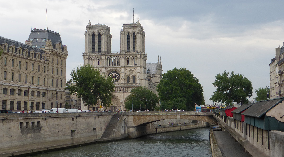 Cathédrale Notre-Dame de Paris, France - bord de Seine et façade occidentale jour, ciel nuageux © Vincent Laganier