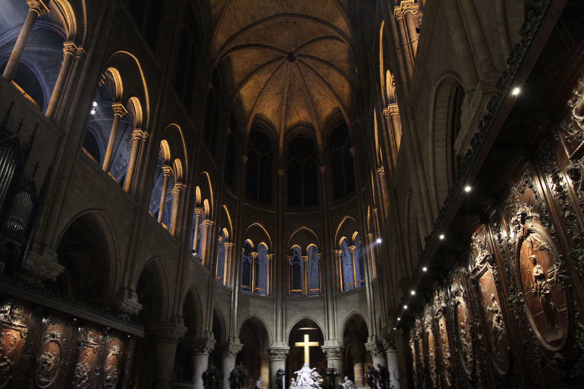 Cathédrale Notre-Dame de Paris, France - chœur, intérieur - Conception lumière : Armand Zadikian