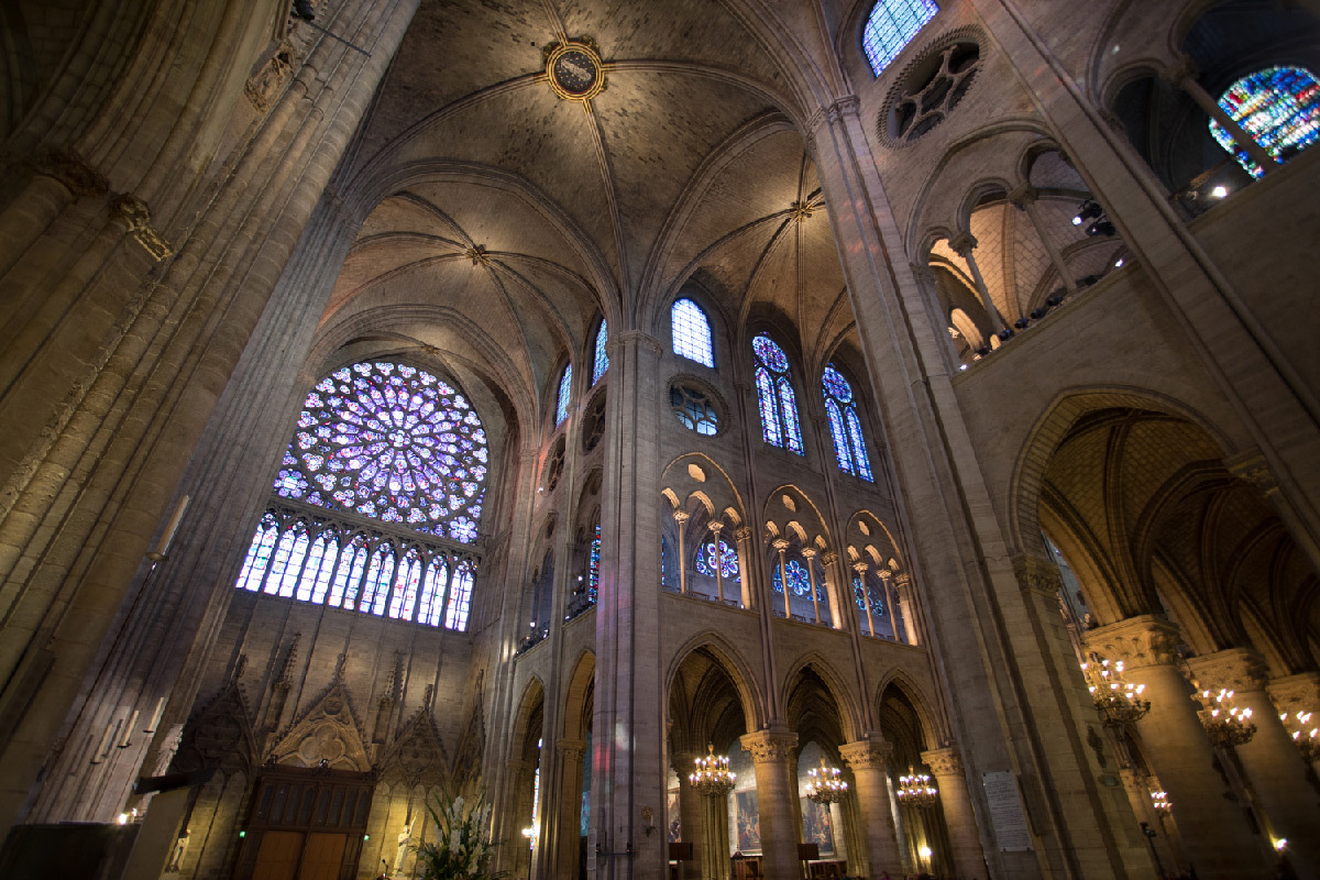 Cathédrale Notre-Dame de Paris, France - croisée nef-transept intérieur - Conception lumière : Armand Zadikian
