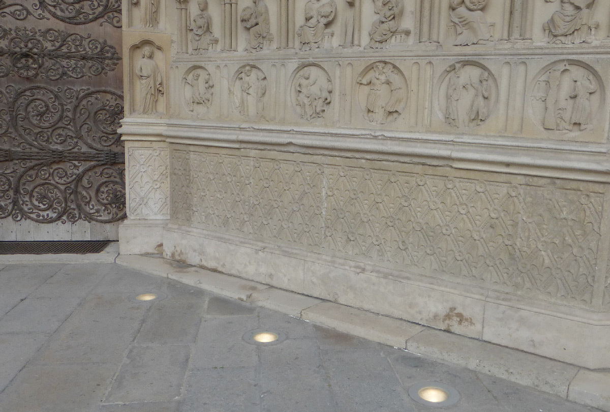 Cathédrale Notre-Dame de Paris, France - au pied des portails, façade occidentale jour