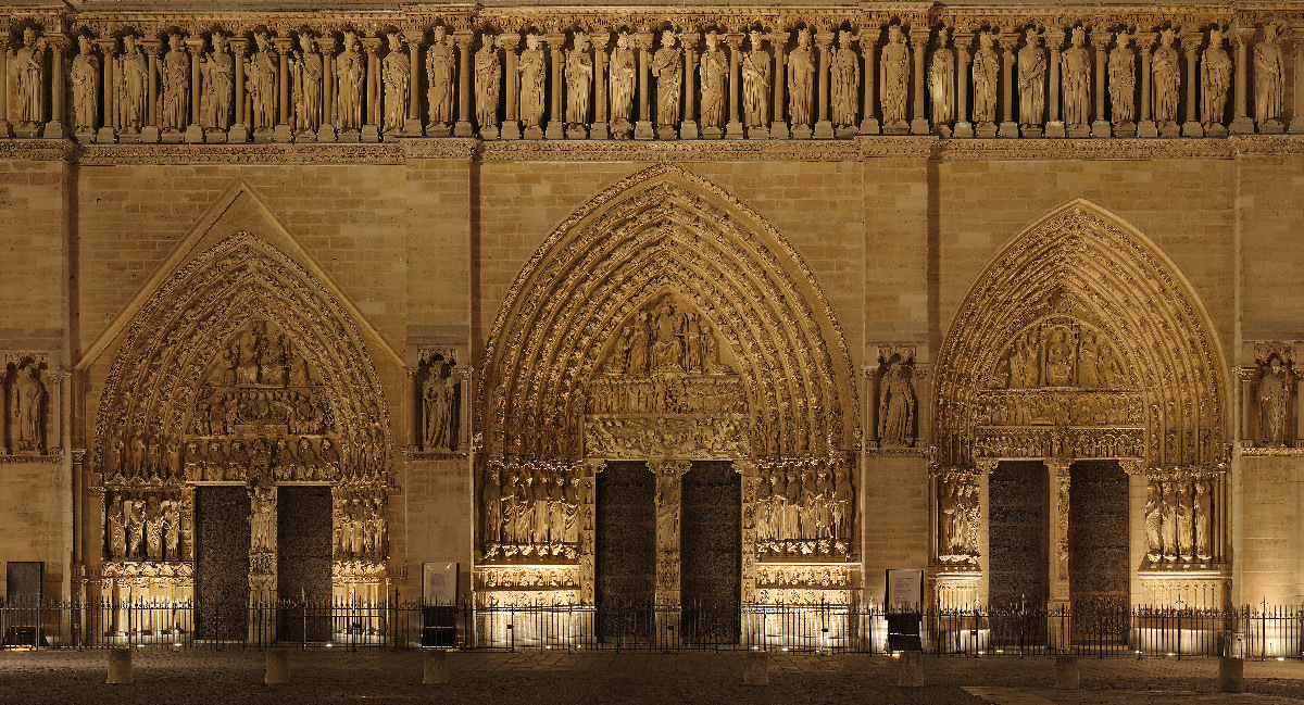 Cathédrale Notre-Dame de Paris, France - portails de la façade occidentale de nuit - Conception lumière : Roger Narboni, Concepto et Louis Clair, Light Cibles avec Italo Rota