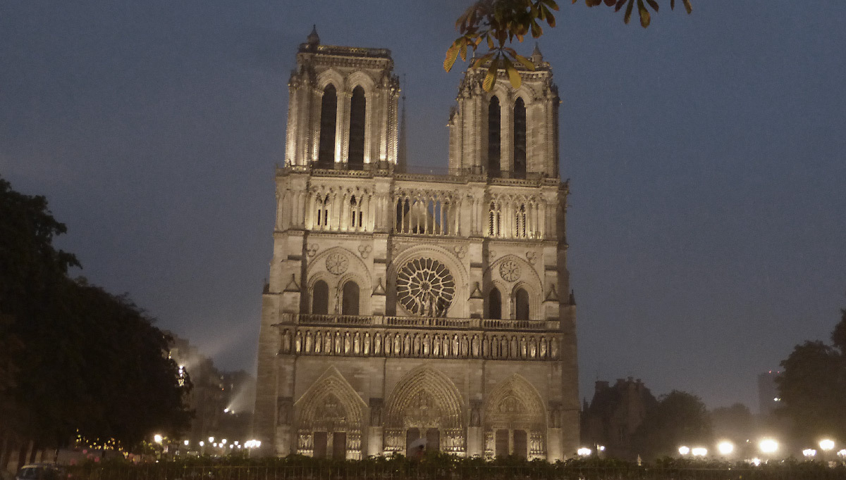 Cathédrale Notre-Dame de Paris, France - façade occidentale de nuit - Conception lumière : Roger Narboni, Concepto et Louis Clair, Light Cibles avec Italo Rota - Juillet 2017