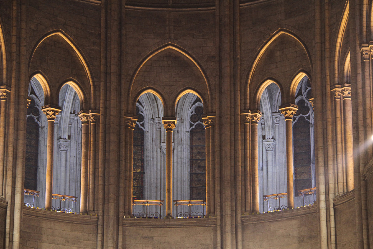 Cathédrale Notre-Dame de Paris, France - fenêtres de la tribune au dessus du chœur, intérieur - Conception lumière : Armand Zadikian