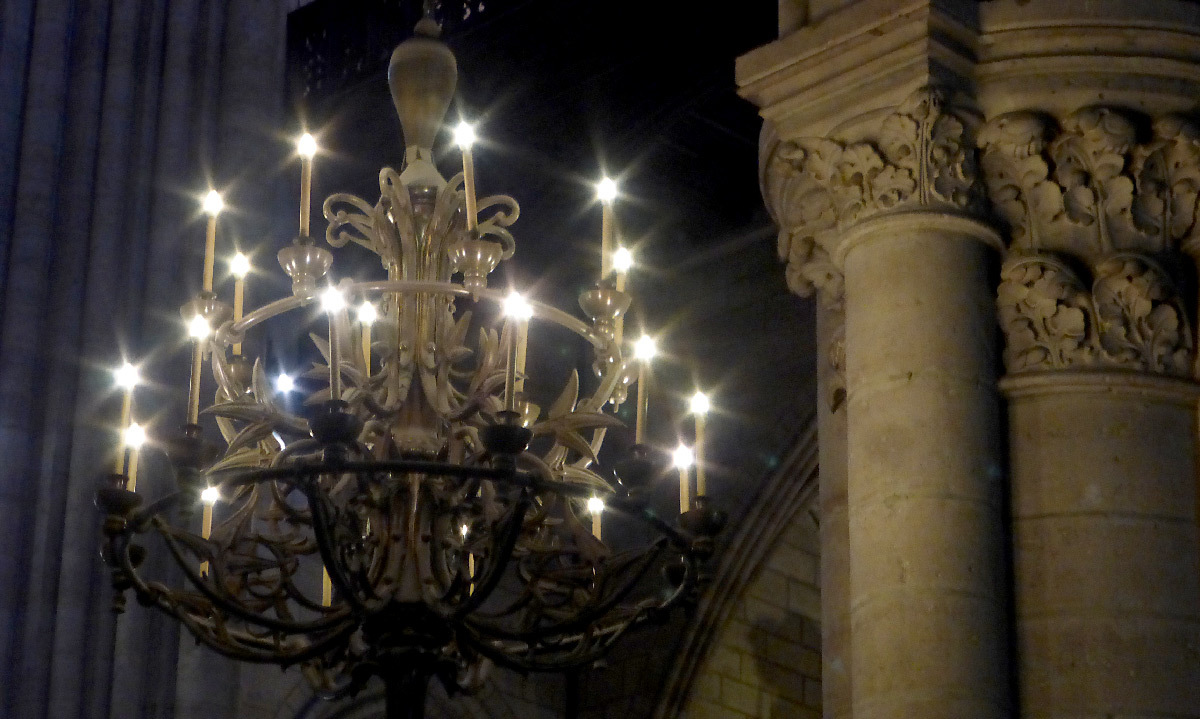 Cathédrale Notre Dame de Paris, France - lustre intérieur - Conception lumière : Armand Zadikian