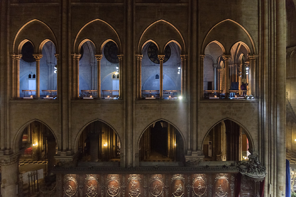Cathédrale Notre-Dame de Paris, France - tribune à claire-voie, intérieur - Conception lumière : Armand Zadikian