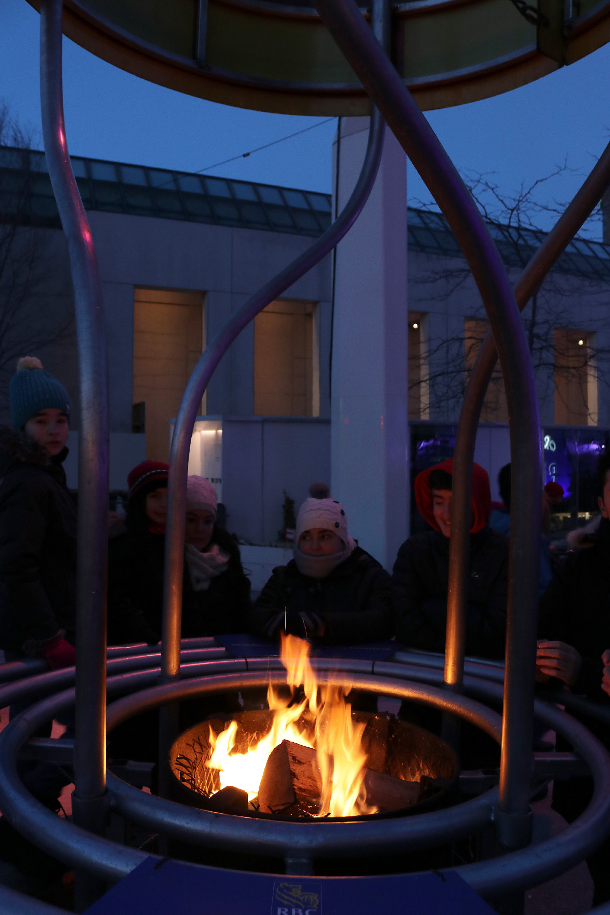 Montréal en Lumière avec un brasero au feu de bois, Place des Arts