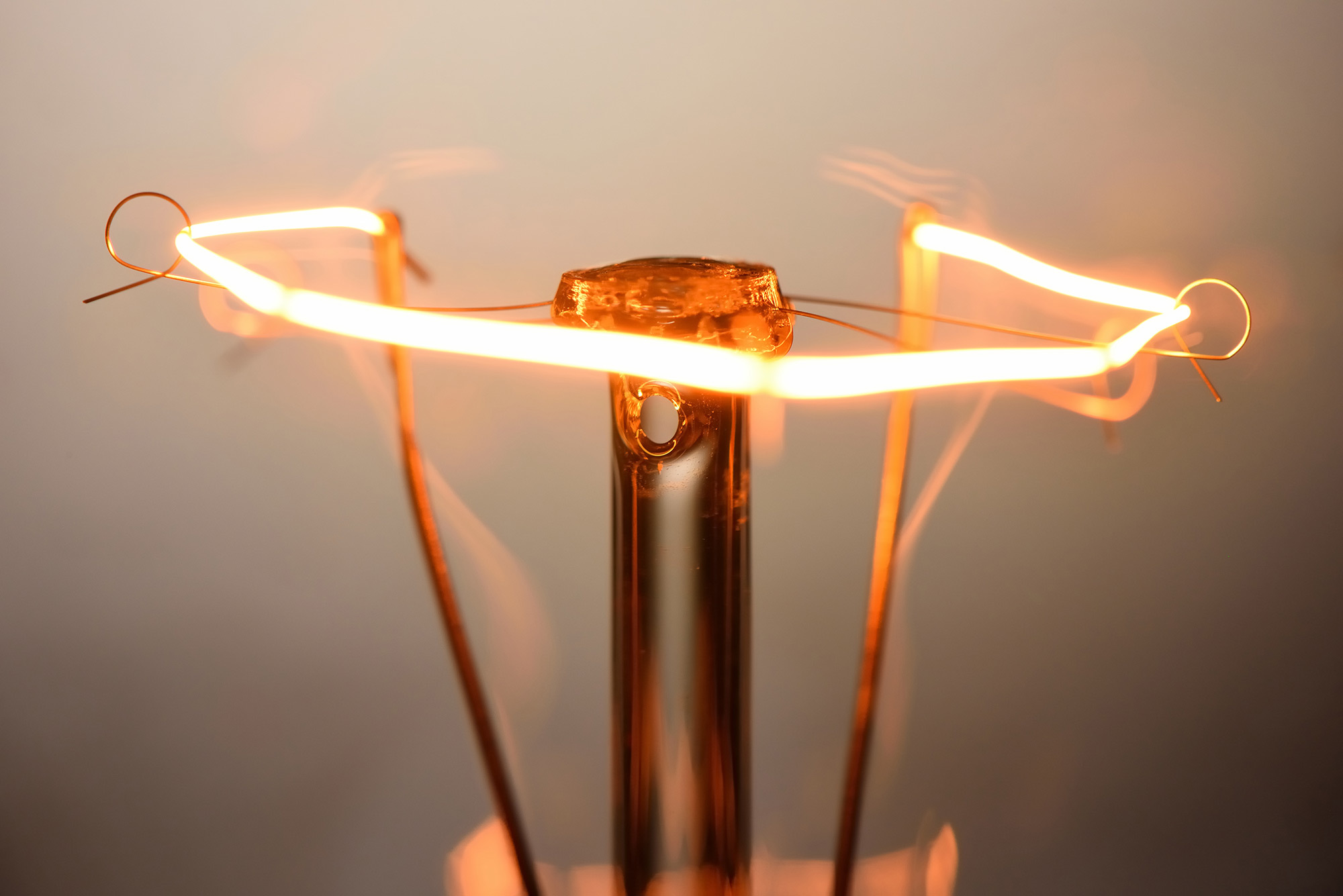 Lampe à incandescence, quel gaz pour le filament en tungstène ?