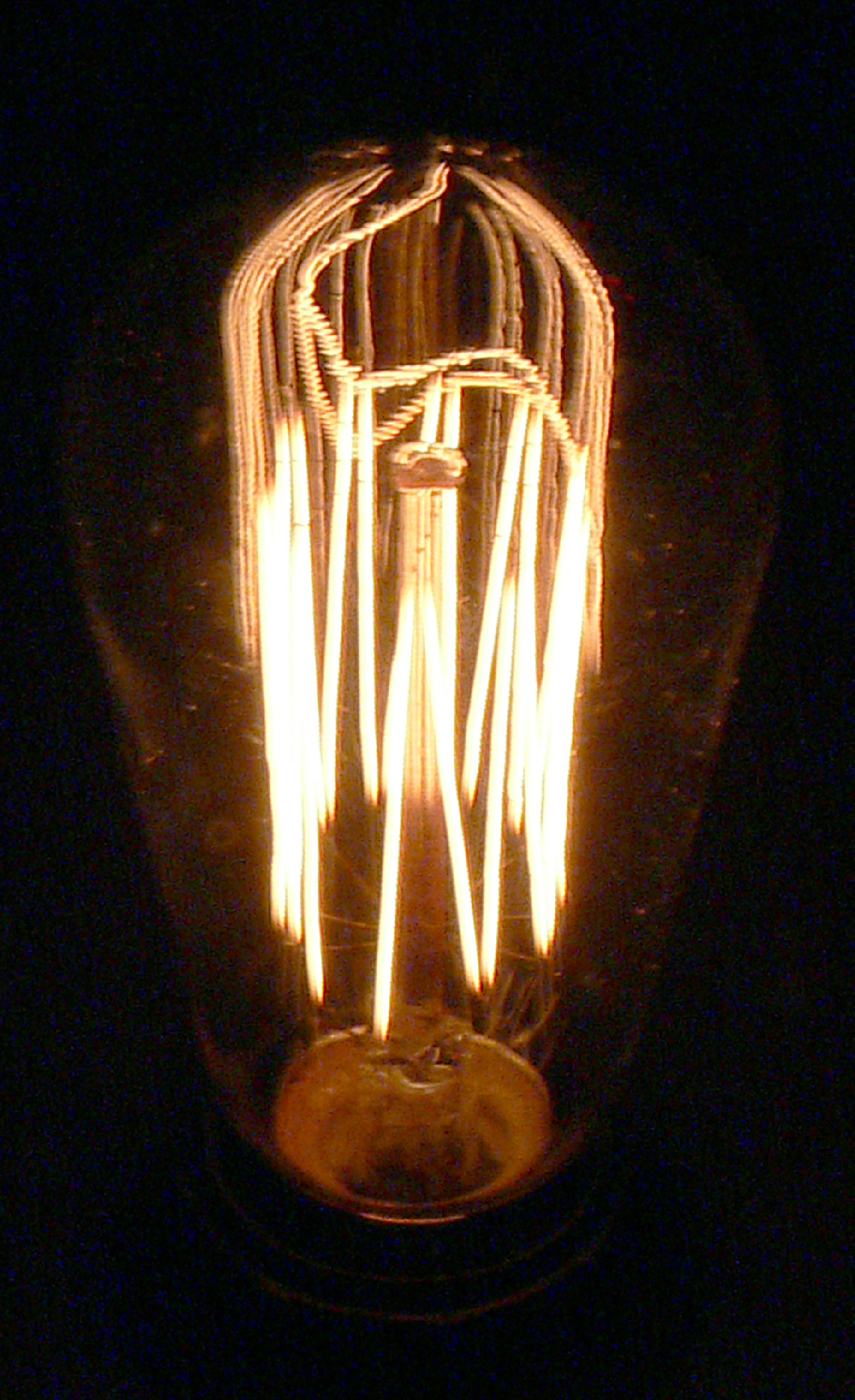 Lampe à incandescence - Filaments, Fil jaune, Les générations - Conception et direction artistique : Séverine Fontaine