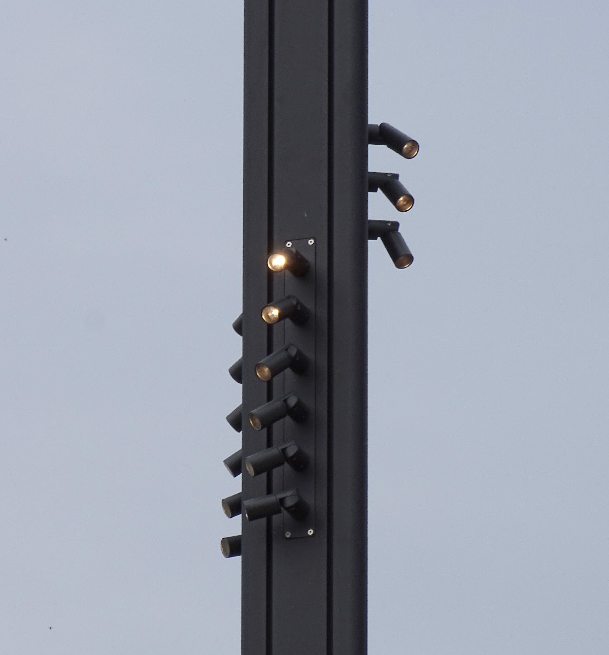 Détail des mats d'éclairage urbain - Esplanade du Flon, Lausanne, Suisse - Concepteur lumière : Les Éclairagistes Associes - LEA