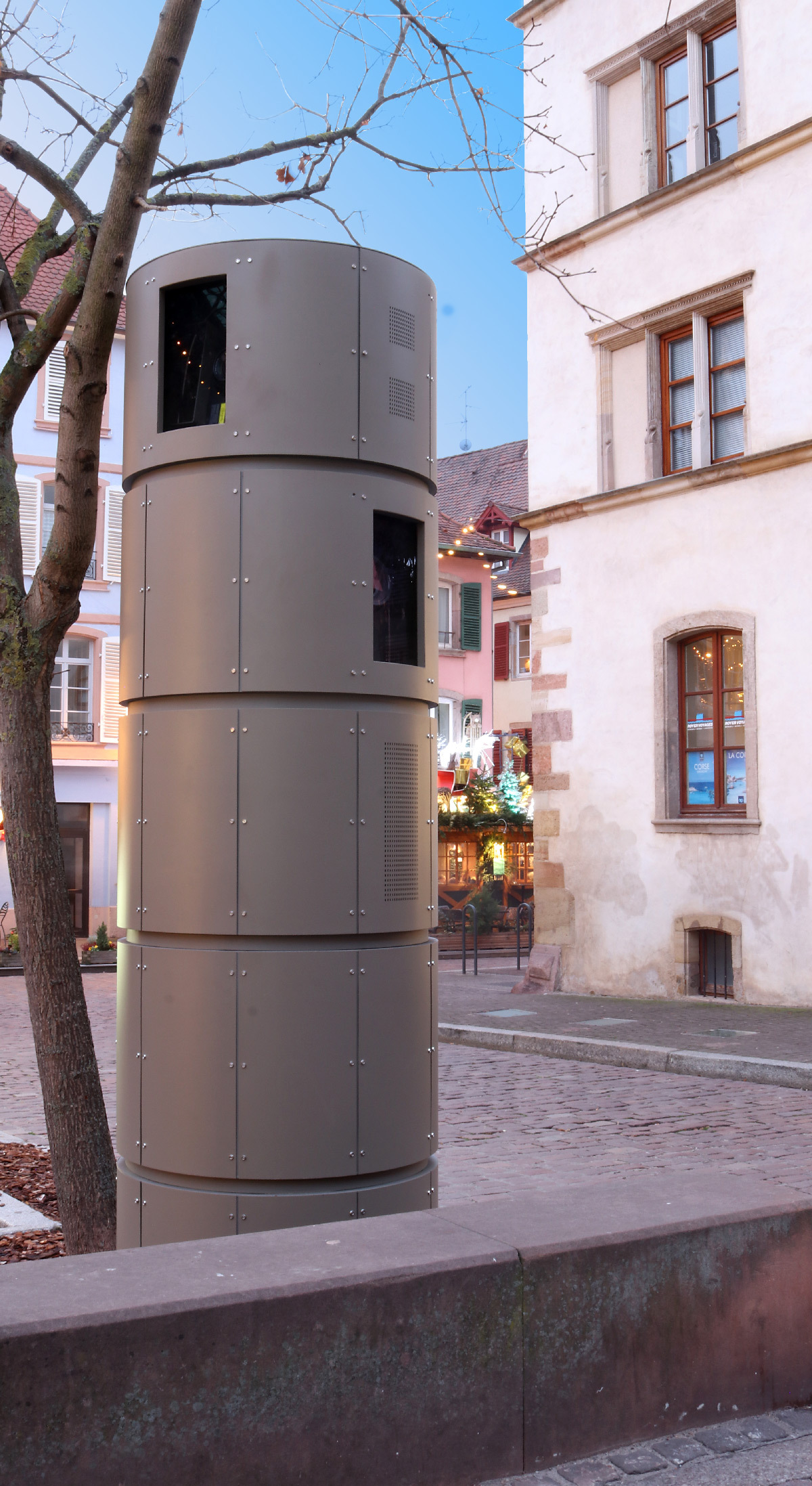 Colmédia pour vidéoprojecteurs, place du marché aux fruits, France - Fabricant : Concept Light