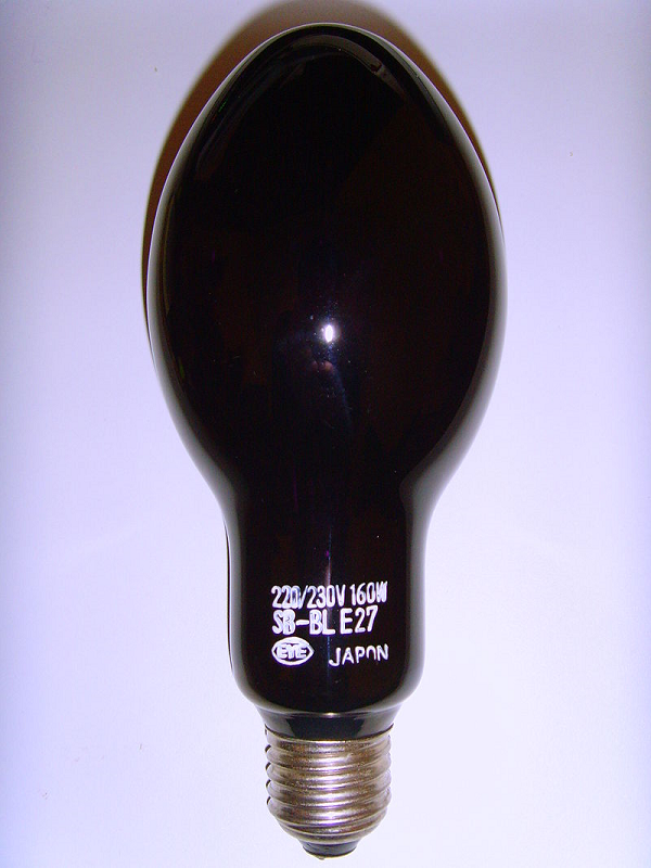 Lampe à décharge au mercure haute pression avec un verre de Wood et lumière noire à ultraviolet