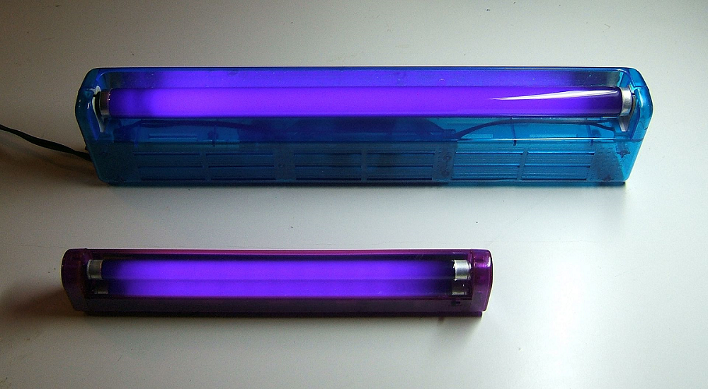 Tubes fluorescents en lumière noire allumés - émission d'éclairage ultraviolet