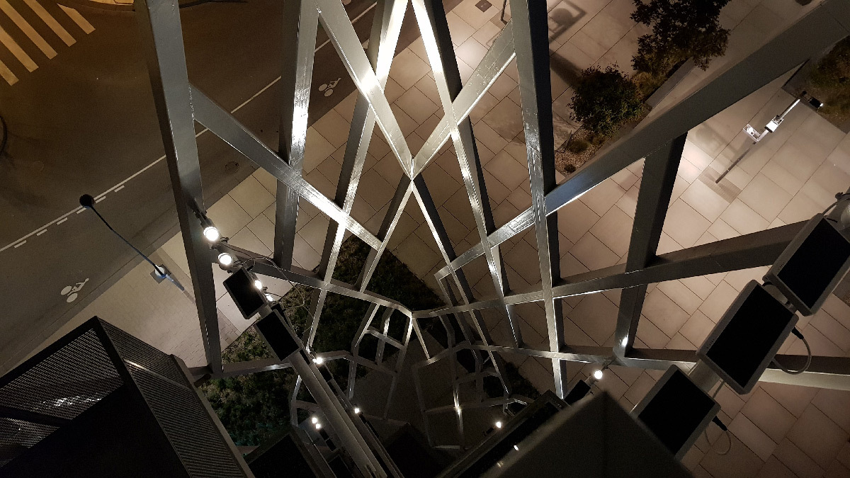 La Pépite, illumination solaire dynamique, immeuble de logements de l'écoquartier, Mons-en-Barœul, France - Architectes : CAAU, EKTIS - Conceptrice lumière : Noctiluca © Nowatt Lighting