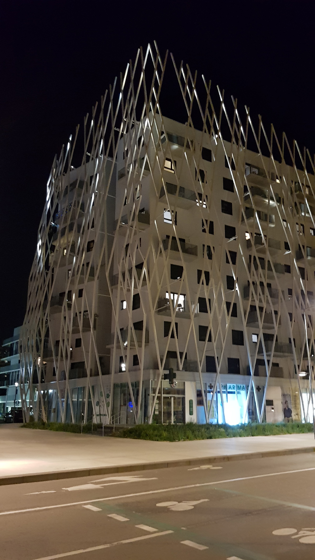 La Pépite, illumination solaire dynamique, immeuble de logements de l'écoquartier, Mons-en-Barœul, France - Architectes : CAAU, EKTIS - Conceptrice lumière : Noctiluca
