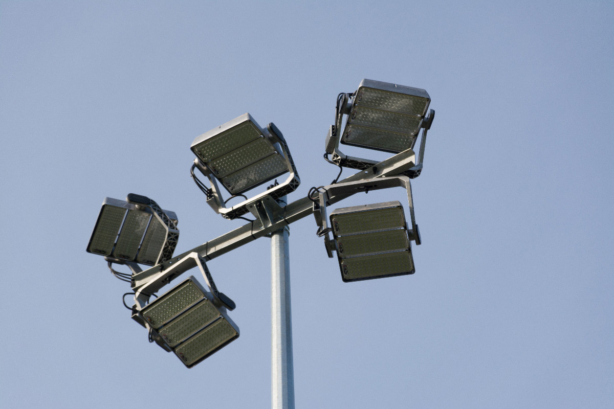 Projecteurs LED en haut d'un mât de terrain de football