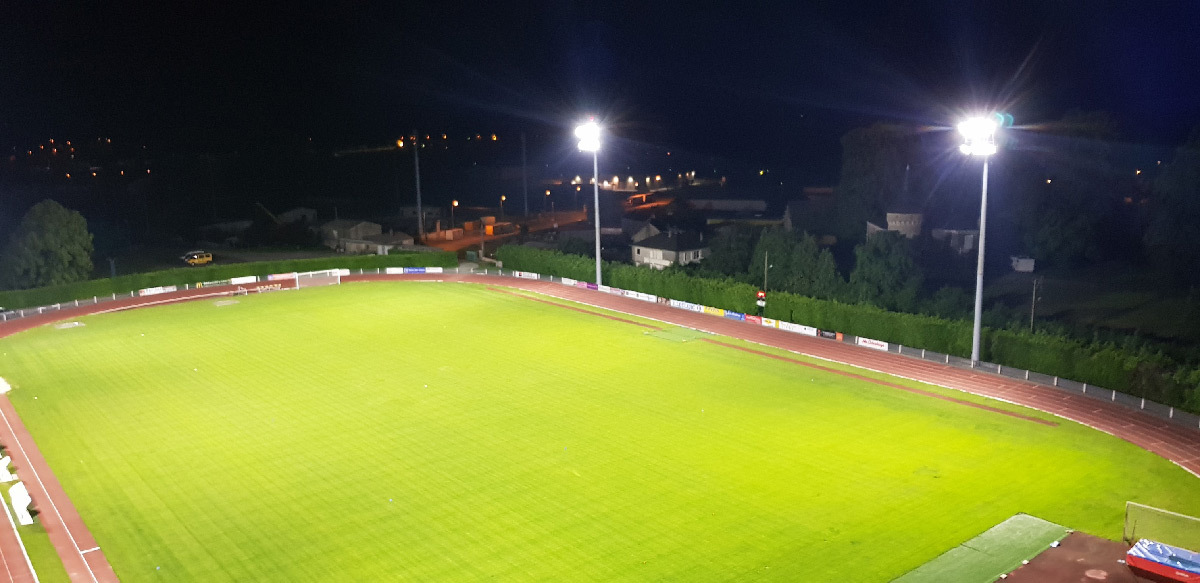 Terrain de football éclairé en LED