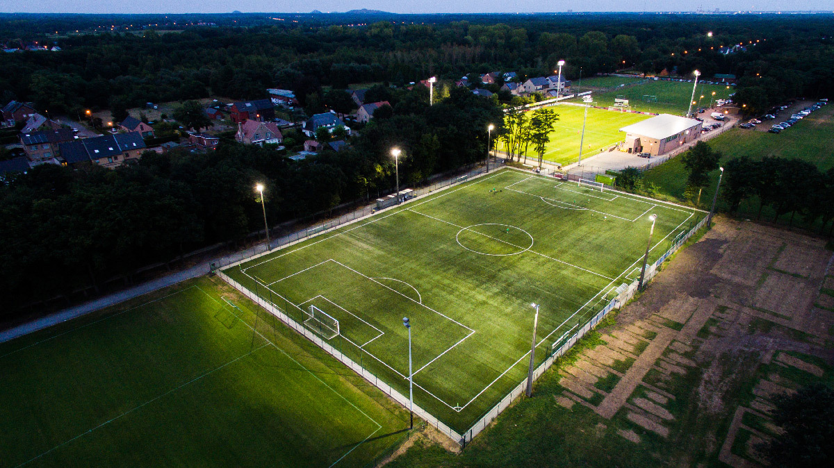 Terrain de football éclairé en LED