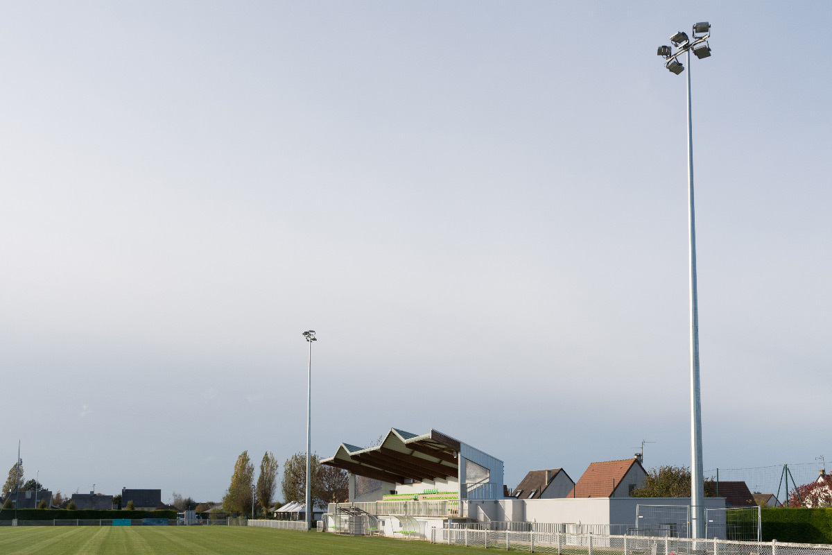 Mâts d'éclairage sportif et terrain de football