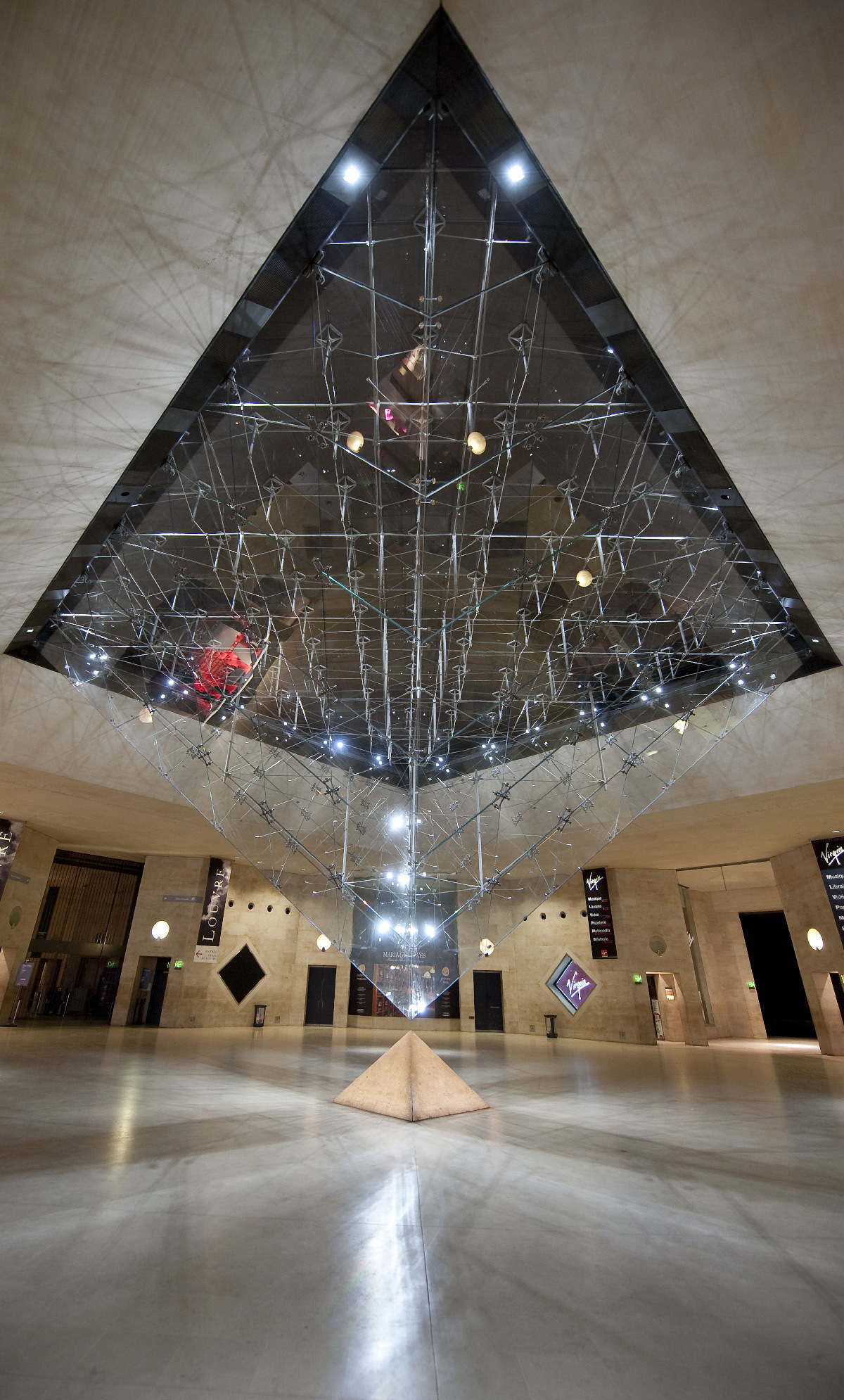 Galerie du Carrousel, pyramide inversée, Paris, France - Architecte : Ieoh Ming Pei - Concepteur lumière : Jean-Philippe Corrigou © Caribou Concept