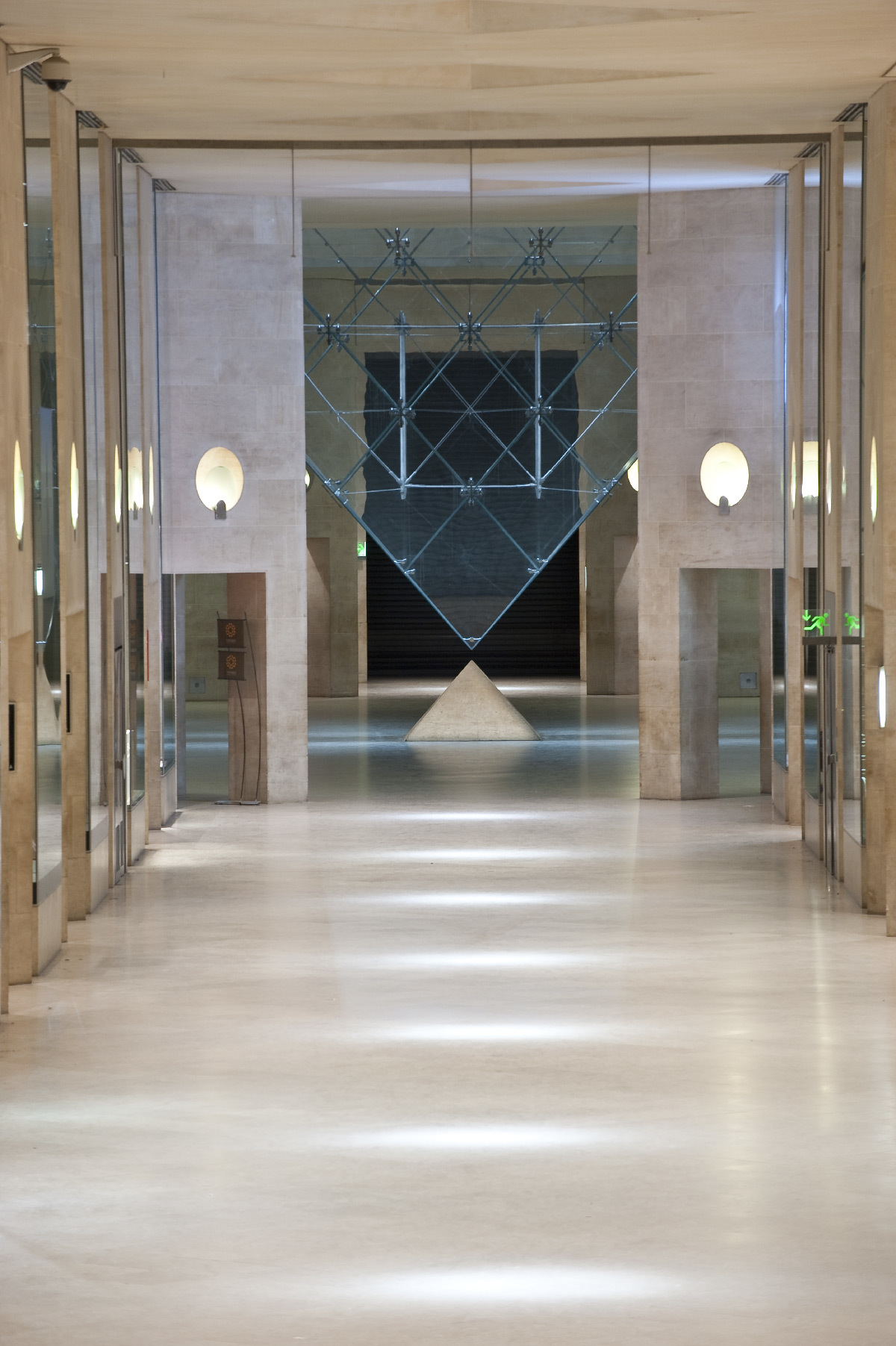 Galerie du Carrousel, pyramide inversée, Paris, France - Architecte : Ieoh Ming Pei - Concepteur lumière : Jean-Philippe Corrigou © Caribou Concept