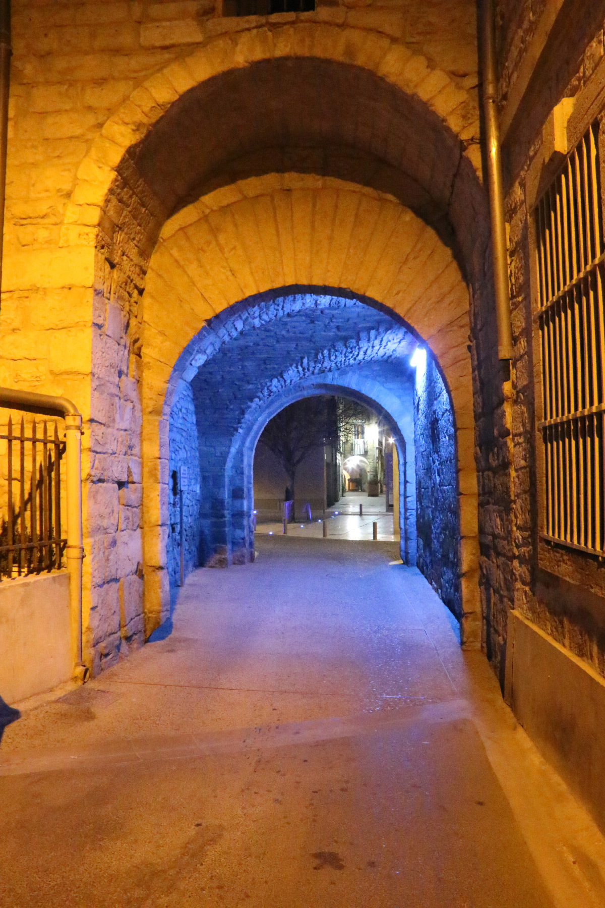 Porche de sortie de la place Louis Rey