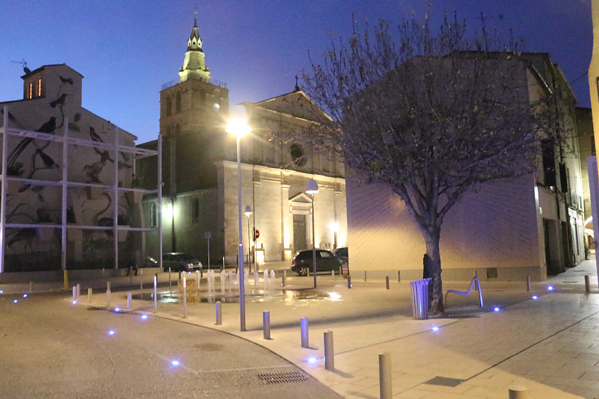 Place Louis Rey, Lunel, France - Architecte urbaniste : Lebunetel + Associes - Concepteur lumière : ECL Studio - Dampere - Graphiste : Eric Pol Simon © Ville de Lunel