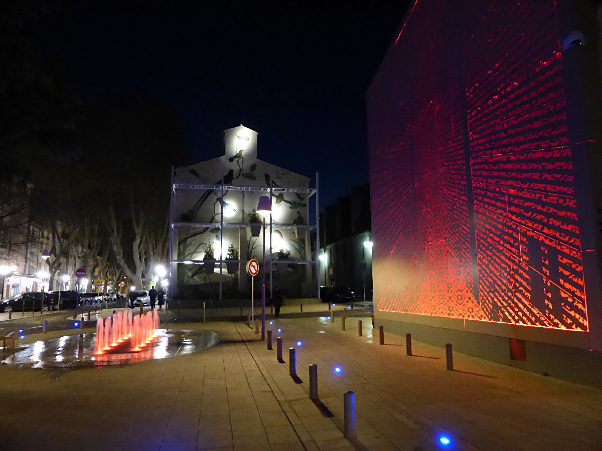 Place Louis Rey, Lunel, France - Architecte urbaniste : Lebunetel + Associes - Concepteur lumière : ECL Studio - Dampere - Graphiste : Eric Pol Simon © Yves Bral