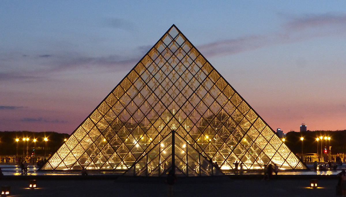 Pyramide du Louvre, Musée du Louvre, Paris, France - illumination - Architecte : Ieoh Ming Pei - Ingénieur : Roger Nicolet © Vincent Laganier