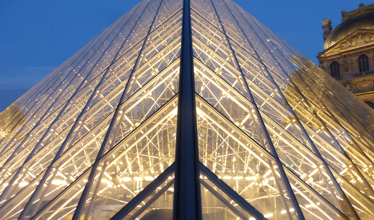Pyramide du Louvre, Musée du Louvre, Paris, France - illumination - Architecte : Ieoh Ming Pei - Ingénieur : Roger Nicolet © Vincent Laganier