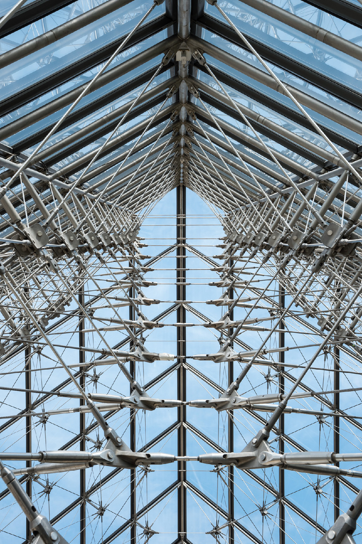 Vue du réseau métallique de la Pyramide du Louvre, Musée du Louvre, Paris, France - Architecte : Ieoh Ming Pei - Ingénieur : Roger Nicolet © 2013 Musée du Louvre, Olivier Ouadah