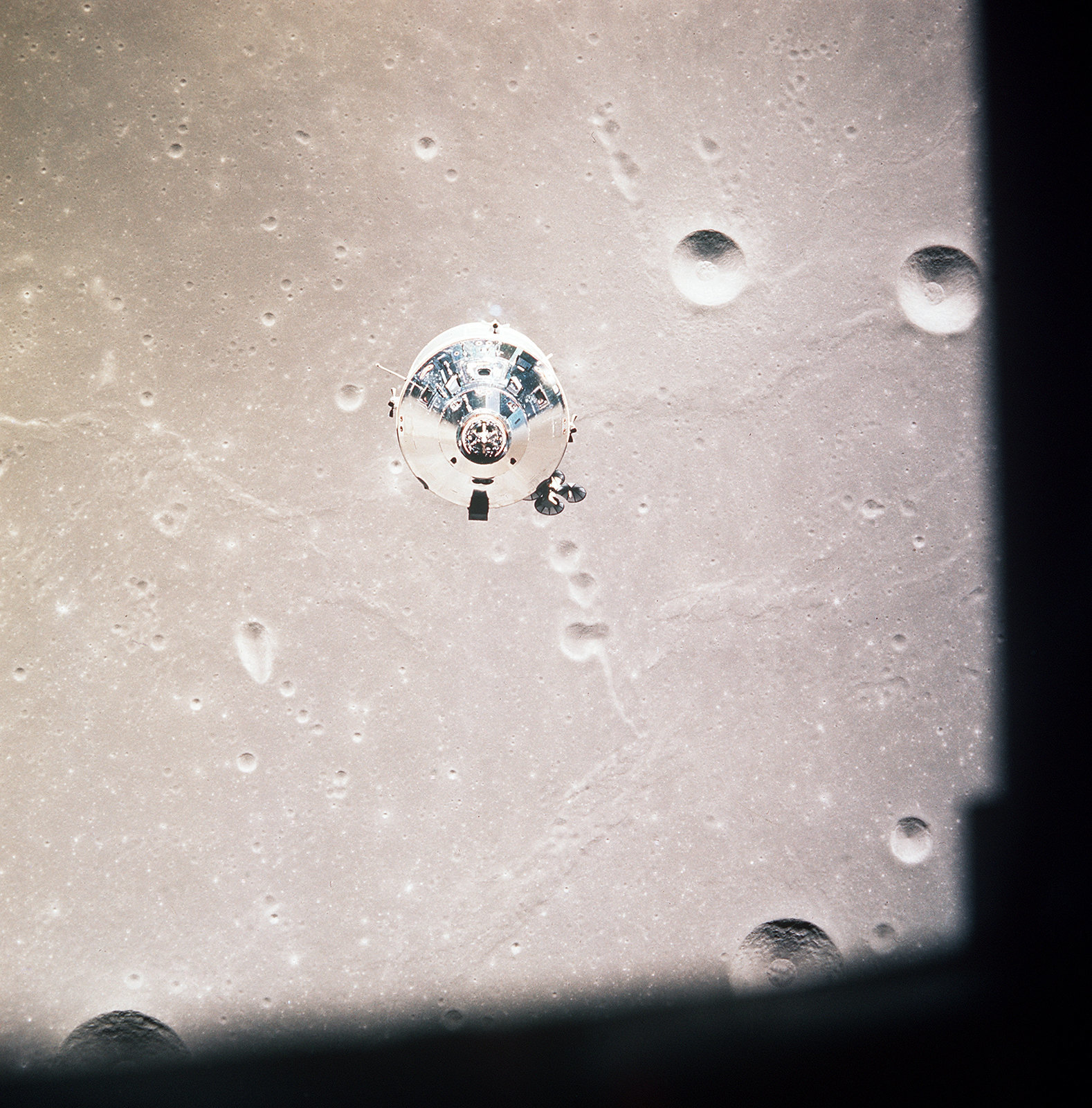 Apollo 11, module de commande et service (CSM) photo vue du module lunaire (LM) en orbite lunaire durant mission atterrissage lunaire, Lune © NASA - as11-37-5445 - 20 Juillet 1969