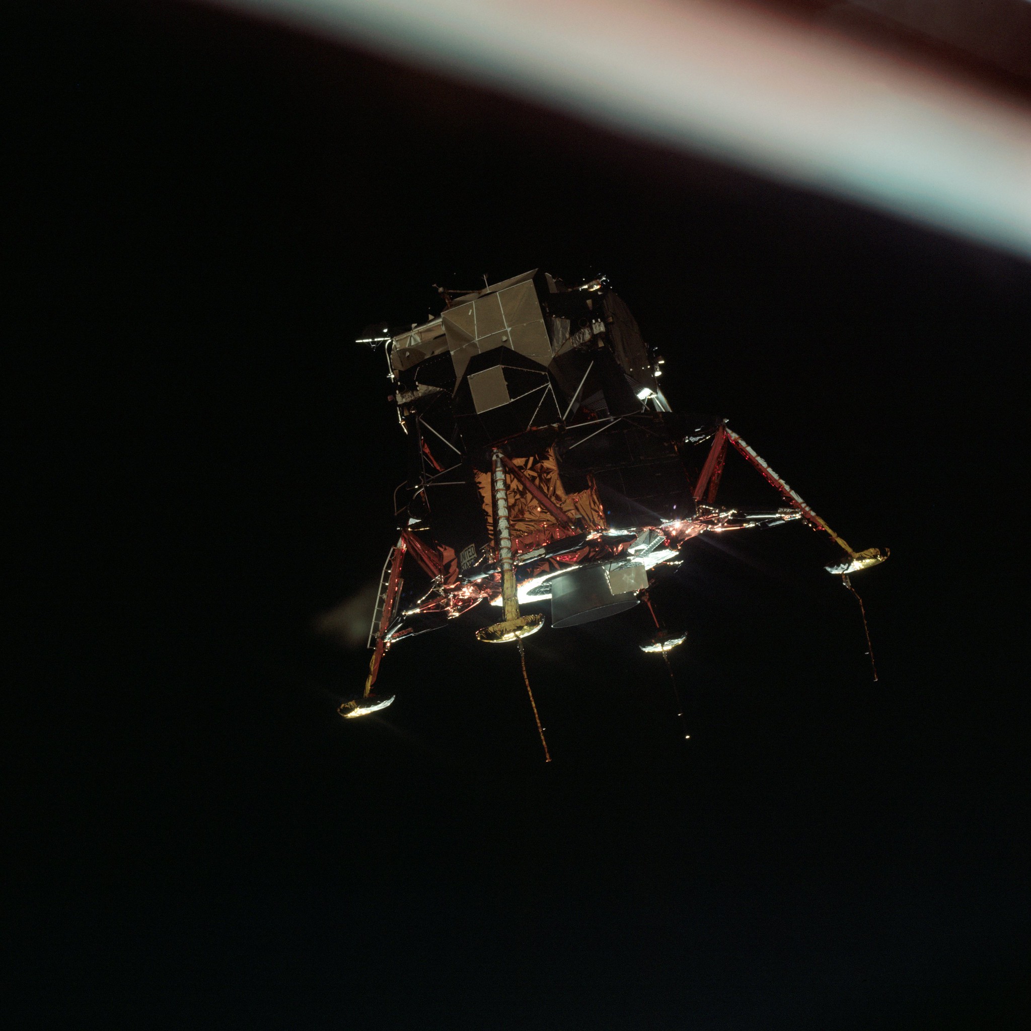 Apollo 11, module lunaire (LM) en configuration atterrissage lunaire, en orbite lunaire du module de commande et service (CSM) © NASA - as11-44-6581 - 20 Juillet 1969