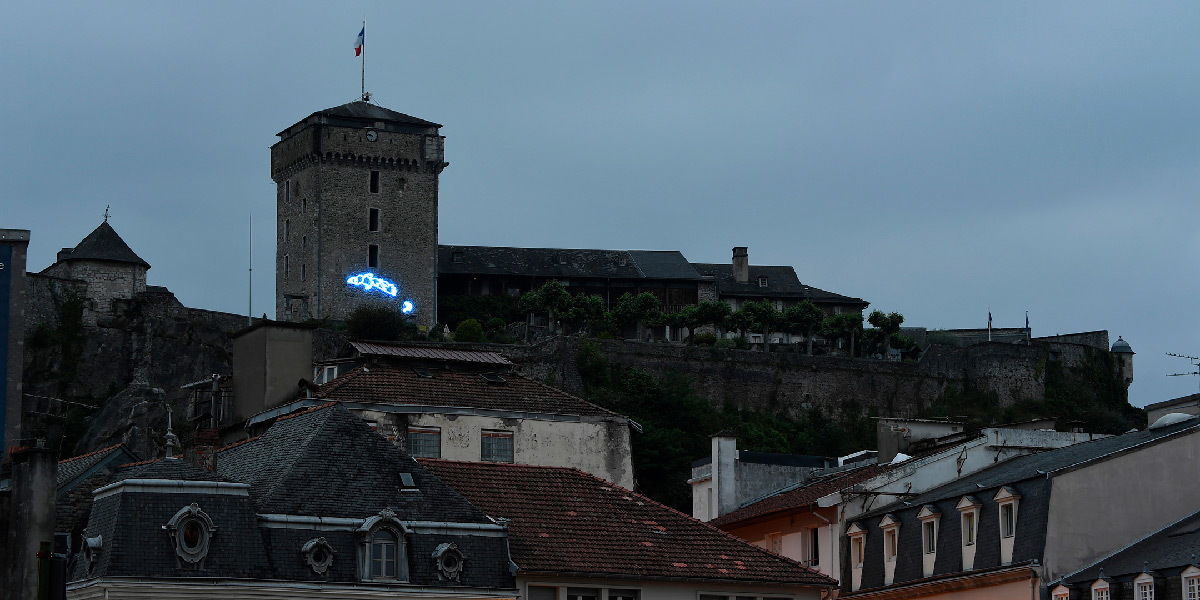 Art Oriente Objet, Andachtsraum, néon bleu, création IN SITU 2019 - château fort-Musée Pyrénéen de Lourdes © Luc Jennepin