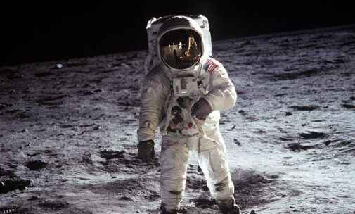 Astronaute Edwin E. Aldrin Jr., pilote du module lunaire, marchant a la surface de la Lune a cote du module lunaire (LM) durant Apollo 11 (EVA) © NASA - as11-40-5903 - 20 Juillet 1969