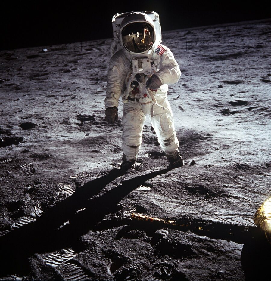 Astronaute Edwin E. Aldrin Jr., pilote du module lunaire, marchant a la surface de la Lune a cote du module lunaire (LM) durant Apollo 11 (EVA) © NASA - as11-40-5903 - 20 Juillet 1969