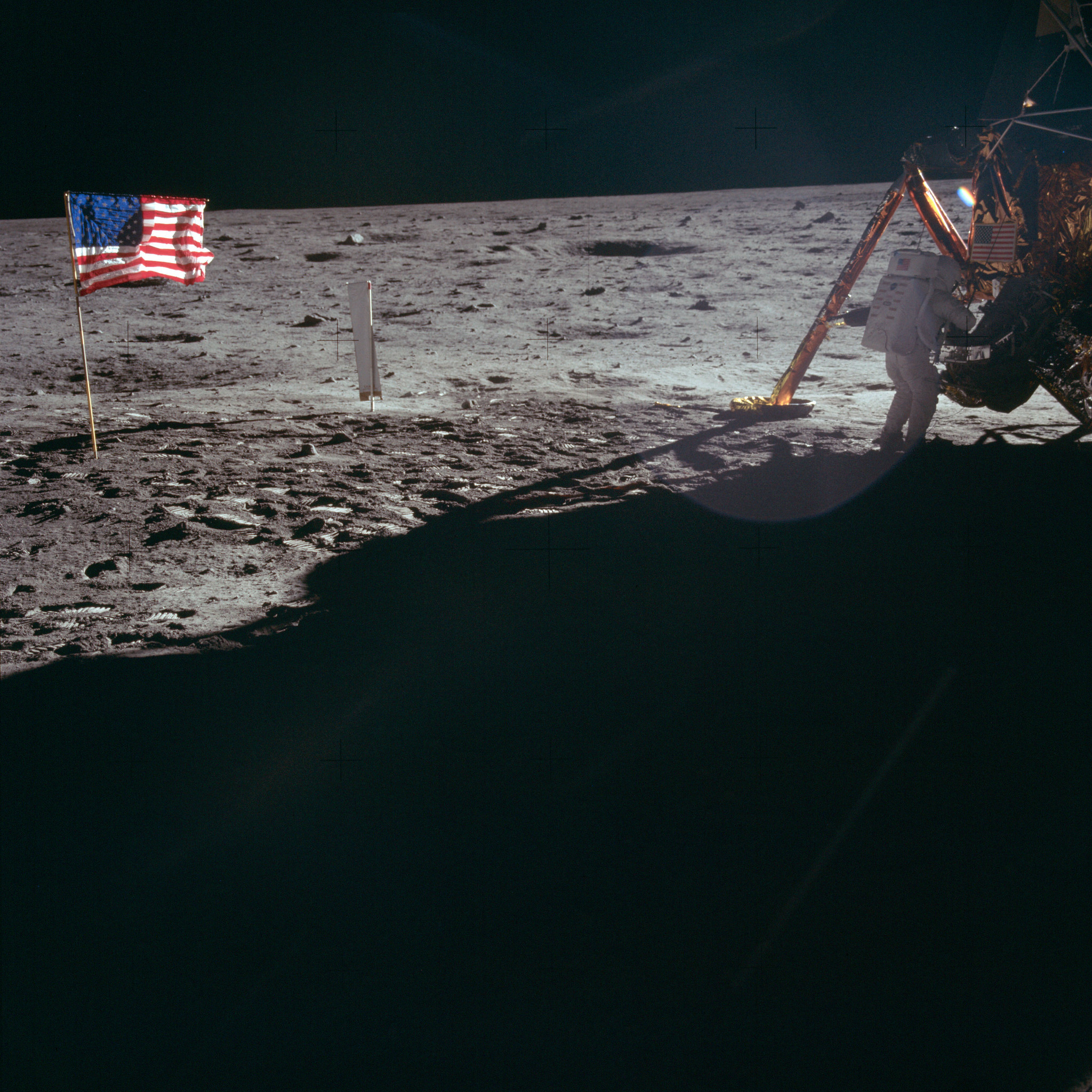 Astronaute Neil A. Armstrong, commandant mission Apollo 11, ombre portée du module lunaire (LM) et drapeau américain dans la lumière solaire, Lune © NASA - as11-40-5886 - 20 Juillet 1969