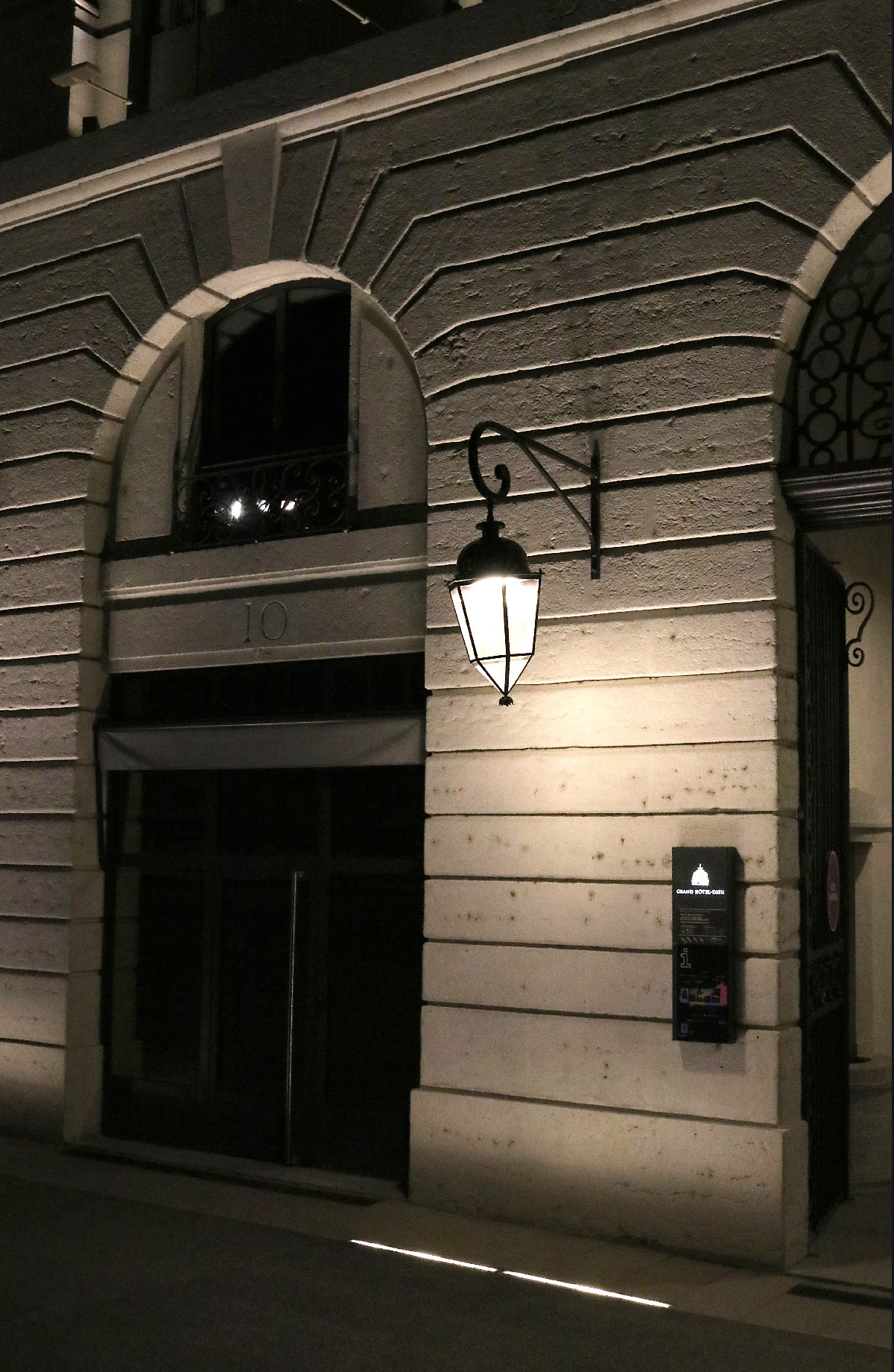 Grand Hôtel-Dieu, mise en lumière, détail du corps central de la façade, quai Courmont, Lyon, France