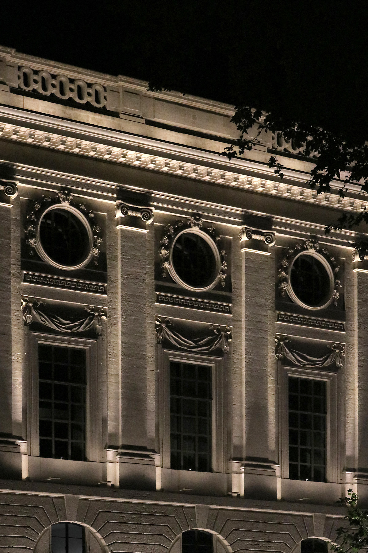 Grand Hôtel-Dieu, mise en lumière, détail du corps latéral de la façade, quai Courmont, Lyon, France