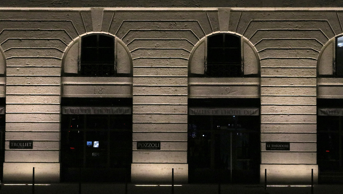 Grand Hôtel-Dieu, mise en lumière, détail de l'aile latérale de la façade, quai Courmont, Lyon, France