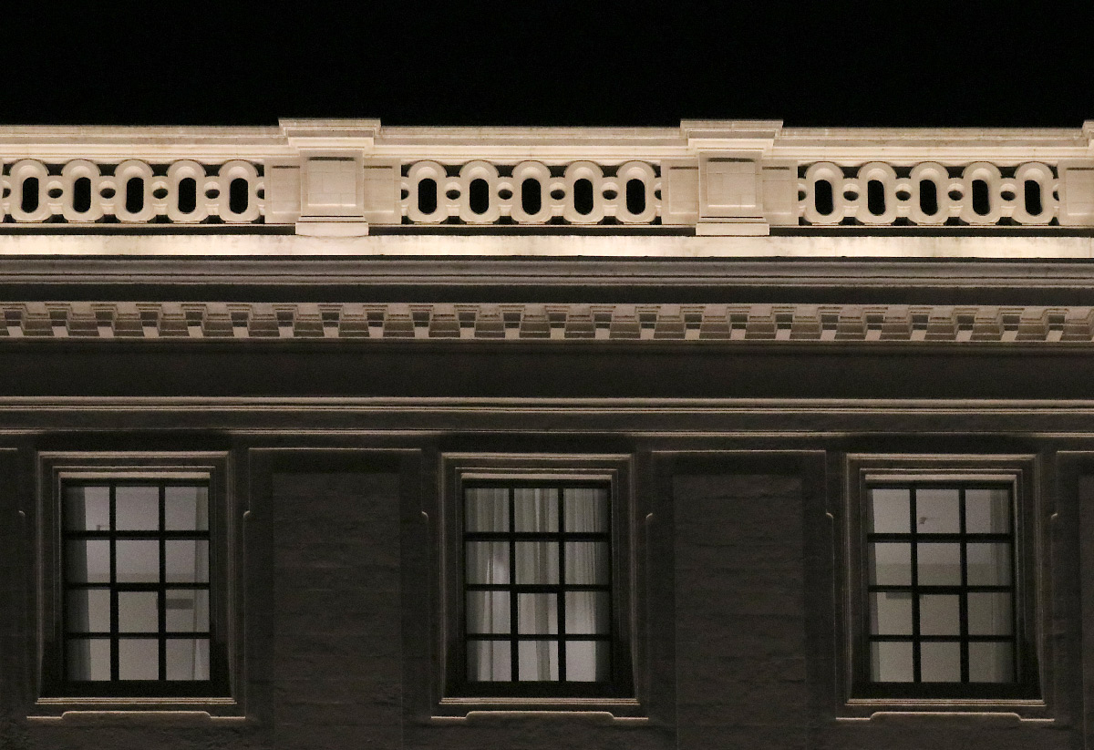 Grand Hôtel-Dieu, mise en lumière, détail de l'aile latérale de la façade, quai Courmont, Lyon, France