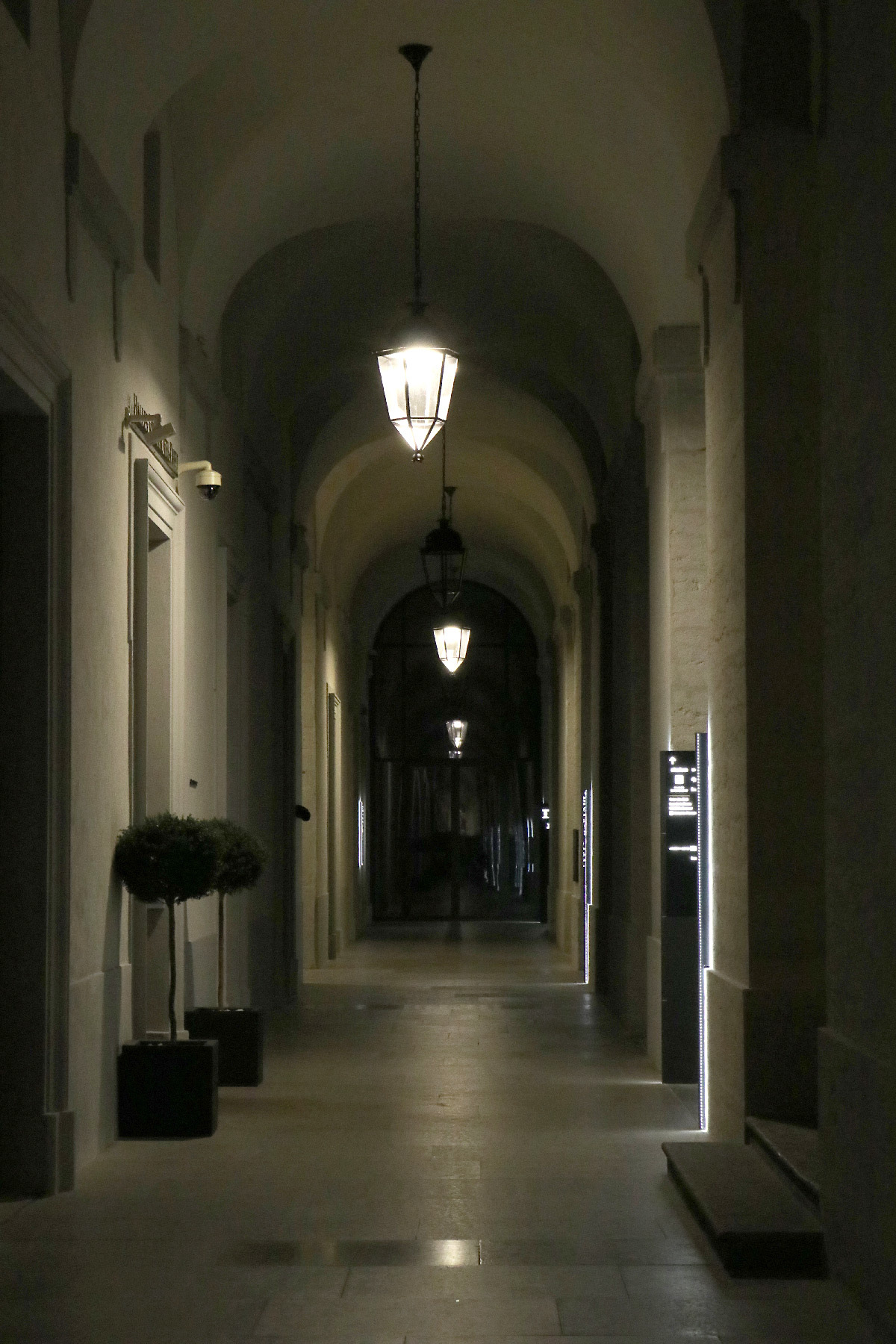 Grand Hôtel-Dieu, éclairage de la galerie entre les cours intérieures, Lyon, France